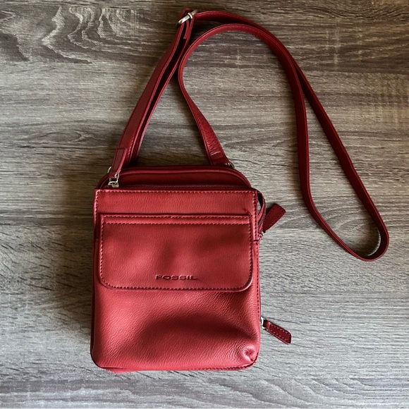 Vintage 2000s Fossil Red Leather Crossbody Purse / Wallet Bag - Picture 1 of 5
